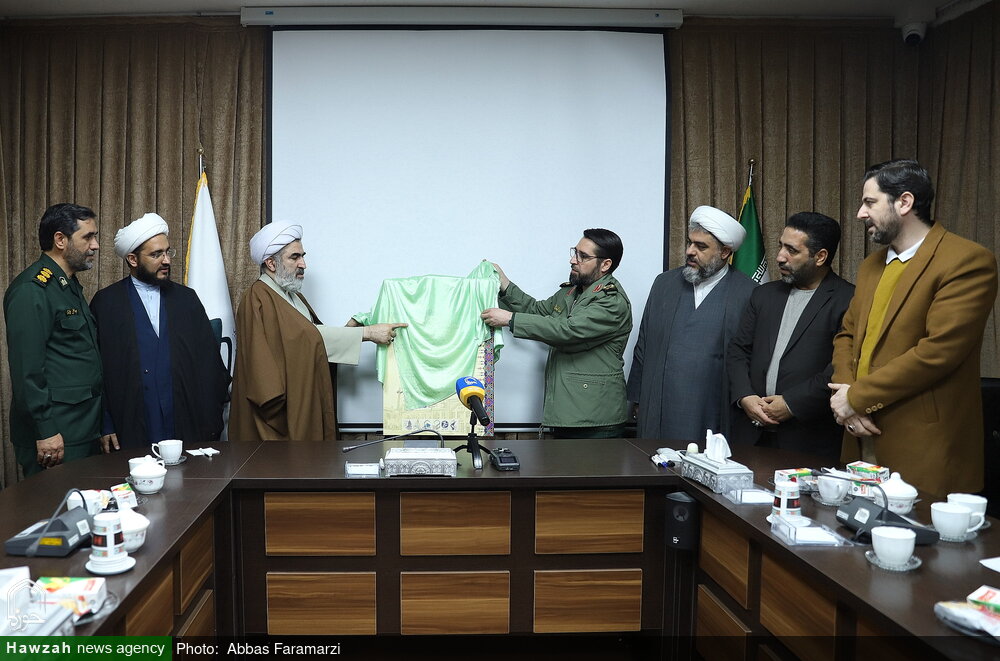 گزارشی از رونمایی پوستر رویداد رسانهای «یادگار ماندگار حاج شیخ» / مقیمیحاجی: حاج شیخ عبدالکریم میراثدار حوزه ۱۲۰۰ ساله بود