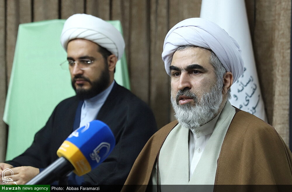 آیین رونمایی از پوستر رویداد رسانه ای «یادگار ماندگار حاج شیخ» 1 گزارشی از رونمایی پوستر رویداد رسانهای «یادگار ماندگار حاج شیخ» / مقیمیحاجی: حاج شیخ عبدالکریم میراثدار حوزه ۱۲۰۰ ساله بود