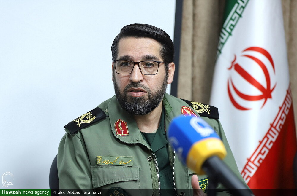 آیین رونمایی از پوستر رویداد رسانه ای «یادگار ماندگار حاج شیخ» 3 گزارشی از رونمایی پوستر رویداد رسانهای «یادگار ماندگار حاج شیخ» / مقیمیحاجی: حاج شیخ عبدالکریم میراثدار حوزه ۱۲۰۰ ساله بود