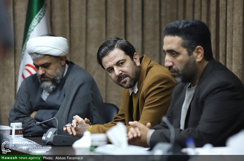 آیین رونمایی از پوستر رویداد رسانه ای «یادگار ماندگار حاج شیخ» 4 گزارشی از رونمایی پوستر رویداد رسانهای «یادگار ماندگار حاج شیخ» / مقیمیحاجی: حاج شیخ عبدالکریم میراثدار حوزه ۱۲۰۰ ساله بود