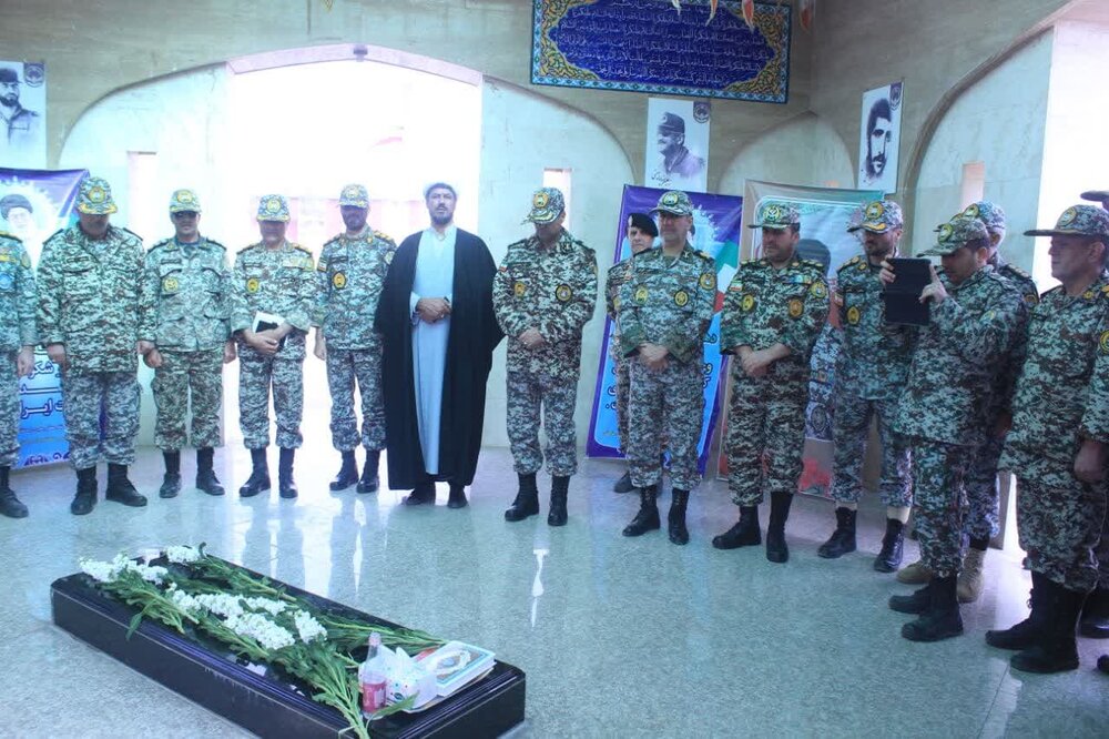 عطر افشانی قبور مطهر شهدا توسط کارکنان منطقه پدافند هوایی مرکزی