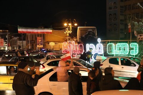 تصاویر/ مراسم گلبانگ الله‌اکبر  در شب جشن چهل و ششمین سال پیروزی انقلاب اسلامی در میدان انقلاب ارومیه