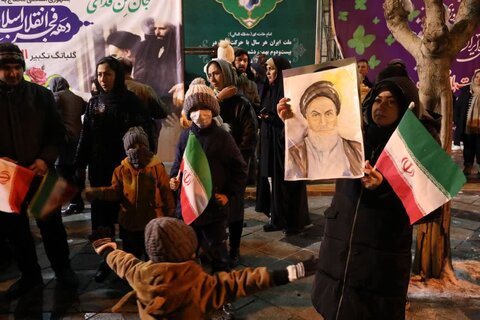 تصاویر/ مراسم گلبانگ الله‌اکبر  در شب جشن چهل و ششمین سال پیروزی انقلاب اسلامی در میدان انقلاب ارومیه