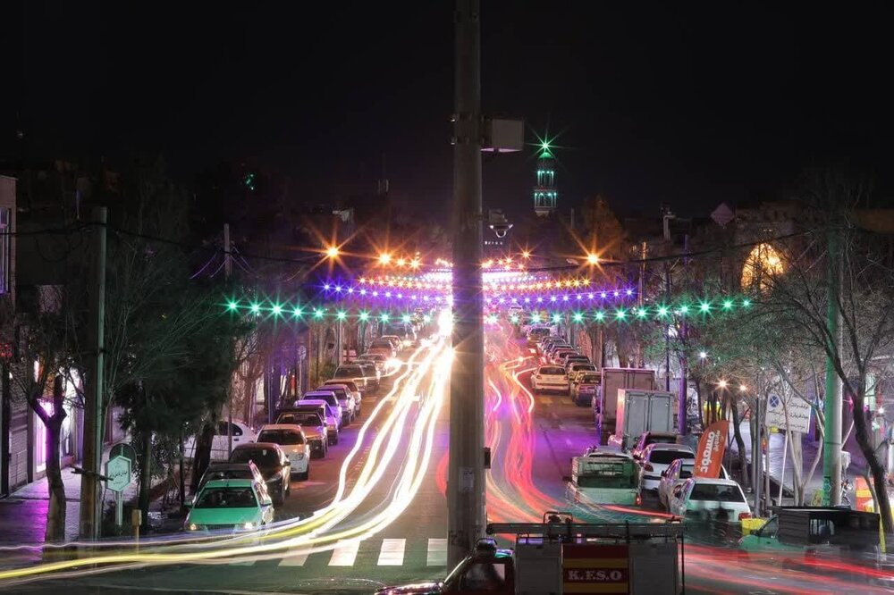 میدان کمالالملک کاشان در شب ۲۲ بهمن غرق نور و تکبیر شد + عکس