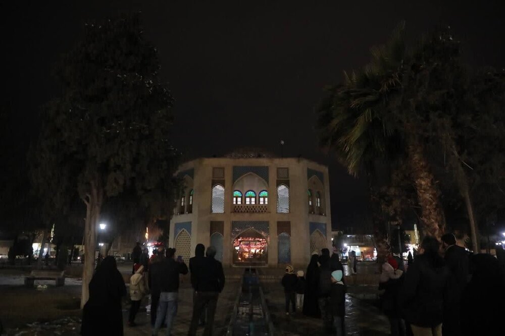 میدان کمالالملک کاشان در شب ۲۲ بهمن غرق نور و تکبیر شد + عکس