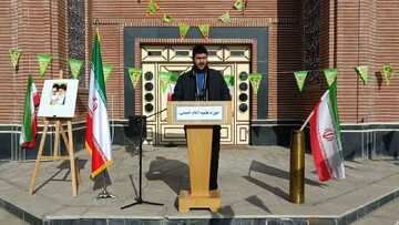 تصاویر/ برگزاری تریبون آزاد به مناسبت دهه فجر در مدرسه علمیه امام خمینی (ره) خوی