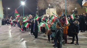 فیلم| بانگ الله اکبر اهالی محله انقلابی نجف آباد یزد در شب۲۲بهمن