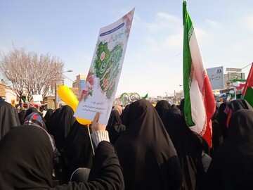 تصاویر/ حضور طلاب مدرسه علمیه ریحانة النبی اراک در راهپیمایی۲۲ بهمن