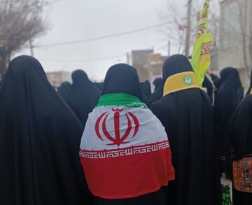 تصاویر/ حضور کادر و طلاب مدرسه علمیه حضرت زینب (س)آستانه در راهپیمایی۲۲ بهمن