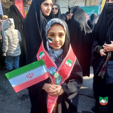 تصاویر/ حضور پر شور کودکان ساوجی در راهپیمایی۲۲ بهمن