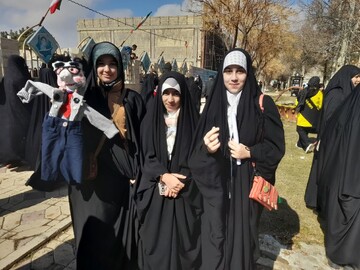 تصاویر/ حضور پر شور طلاب مدرسه علمیه هاجر خمین راهپیمایی ۲۲بهمن