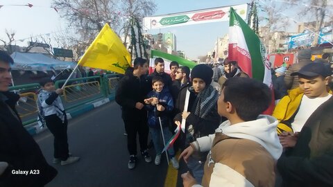 حضور مردم انقلابی شهر تهران در ساعات اولیه راهپیمایی ۲۲