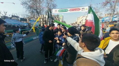 حضور مردم انقلابی شهر تهران در ساعات اولیه راهپیمایی ۲۲