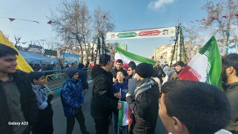 حضور مردم انقلابی شهر تهران در ساعات اولیه راهپیمایی ۲۲