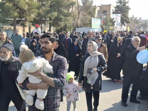 تصاویر/حضور پرشور مردم انقلابی کاشان در راهپیمایی 22 بهمن