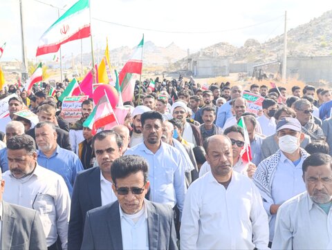 تصاویر/ حضورپرشور مردم غیور بخش سندرک درراهپیمایی۲۲بهمن
