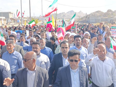 تصاویر/ حضورپرشور مردم غیور بخش سندرک درراهپیمایی۲۲بهمن