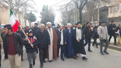 تصاویر حضور حوزویان بروجرد در راهپیمایی یوم الله ۲۲ بهمن