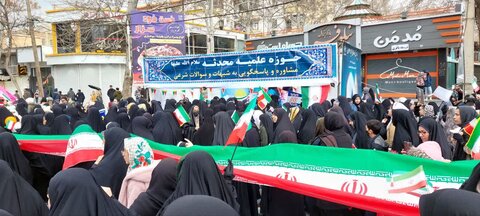 تصاویر حضور حوزویان بروجرد در راهپیمایی یوم الله ۲۲ بهمن