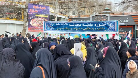 تصاویر حضور حوزویان بروجرد در راهپیمایی یوم الله ۲۲ بهمن