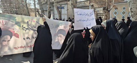تصاویر/حضور پرشور طلاب و اساتید وکادر مدرسه علمیه فاطمیه محلات در راهپیمایی ۲۲بهمن