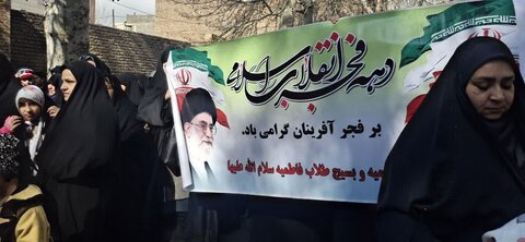 تصاویر/حضور پرشور طلاب و اساتید وکادر مدرسه علمیه فاطمیه محلات در راهپیمایی ۲۲بهمن