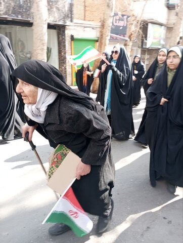 تصاویر/حضور پرشور طلاب و اساتید وکادر مدرسه علمیه فاطمیه محلات در راهپیمایی ۲۲بهمن