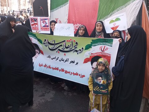 تصاویر/حضور پرشور طلاب و اساتید وکادر مدرسه علمیه فاطمیه محلات در راهپیمایی ۲۲بهمن