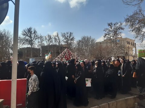 تصاویر/حضور پرشور طلاب و اساتید وکادر مدرسه علمیه فاطمیه محلات در راهپیمایی ۲۲بهمن