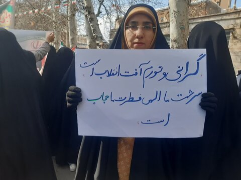 تصاویر/حضور پرشور طلاب و اساتید وکادر مدرسه علمیه فاطمیه محلات در راهپیمایی ۲۲بهمن