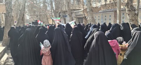 تصاویر/حضور پرشور طلاب و اساتید وکادر مدرسه علمیه فاطمیه محلات در راهپیمایی ۲۲بهمن