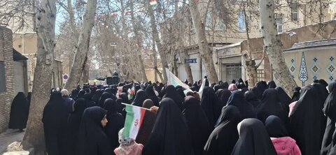 تصاویر/حضور پرشور طلاب و اساتید وکادر مدرسه علمیه فاطمیه محلات در راهپیمایی ۲۲بهمن