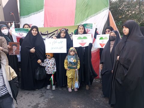 تصاویر/حضور پرشور طلاب و اساتید وکادر مدرسه علمیه فاطمیه محلات در راهپیمایی ۲۲بهمن