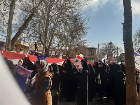 تصاویر/حضور پرشور طلاب و اساتید وکادر مدرسه علمیه فاطمیه محلات در راهپیمایی ۲۲بهمن