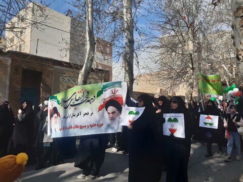 تصاویر/حضور پرشور طلاب و اساتید وکادر مدرسه علمیه فاطمیه محلات در راهپیمایی ۲۲بهمن