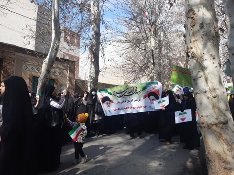 تصاویر/حضور پرشور طلاب و اساتید وکادر مدرسه علمیه فاطمیه محلات در راهپیمایی ۲۲بهمن