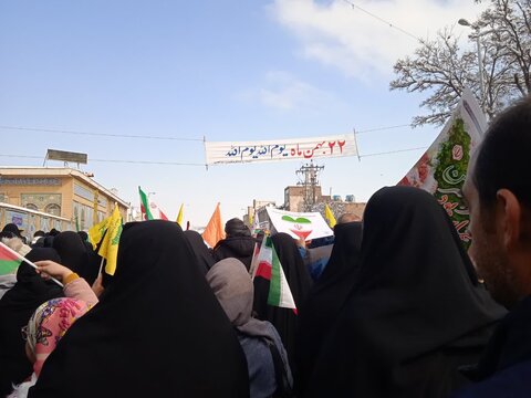 تصاویر/حضور طلاب مدرسه علمیه ریحانة النبی اراک در راهپیمایی۲۲ بهمن