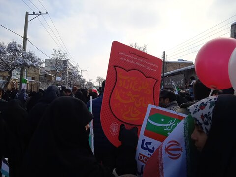 تصاویر/حضور طلاب مدرسه علمیه ریحانة النبی اراک در راهپیمایی۲۲ بهمن
