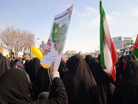 تصاویر/حضور طلاب مدرسه علمیه ریحانة النبی اراک در راهپیمایی۲۲ بهمن
