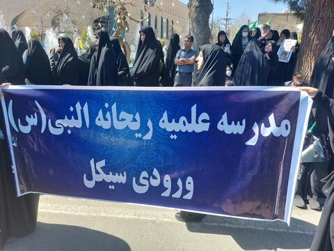 تصاویر/حضور طلاب مدرسه علمیه ریحانة النبی اراک در راهپیمایی۲۲ بهمن