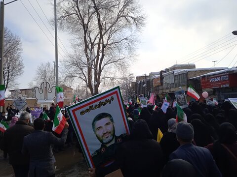 تصاویر/حضور طلاب مدرسه علمیه ریحانة النبی اراک در راهپیمایی۲۲ بهمن