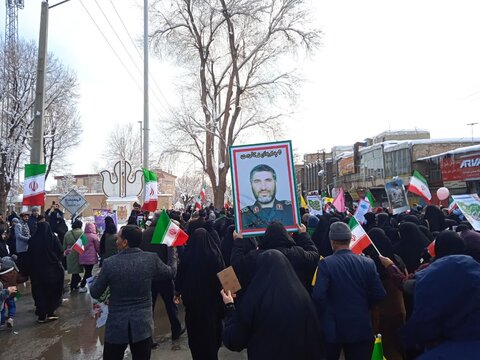 تصاویر/حضور طلاب مدرسه علمیه ریحانة النبی اراک در راهپیمایی۲۲ بهمن