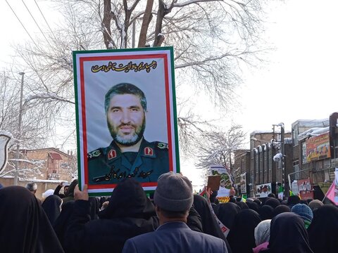 تصاویر/حضور طلاب مدرسه علمیه ریحانة النبی اراک در راهپیمایی۲۲ بهمن