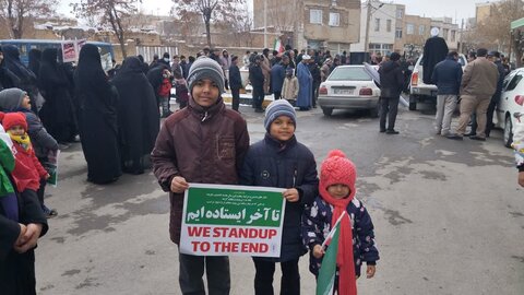 تصاویر/حضور کادر و طلاب مدرسه علمیه حضرت زینب (س)آستانه در راهپیمایی۲۲ بهمن