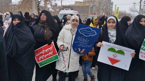 تصاویر/حضور کادر و طلاب مدرسه علمیه حضرت زینب (س)آستانه در راهپیمایی۲۲ بهمن