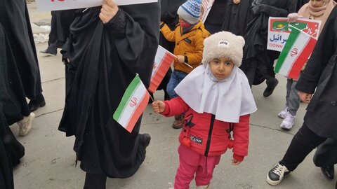 تصاویر/حضور کادر و طلاب مدرسه علمیه حضرت زینب (س)آستانه در راهپیمایی۲۲ بهمن