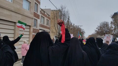 تصاویر/حضور کادر و طلاب مدرسه علمیه حضرت زینب (س)آستانه در راهپیمایی۲۲ بهمن
