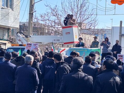 تصاویر/حضور کادر و طلاب مدرسه علمیه حضرت زینب (س)آستانه در راهپیمایی۲۲ بهمن