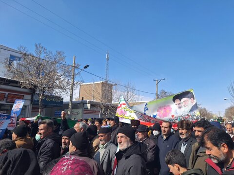 تصاویر/حضور کادر و طلاب مدرسه علمیه حضرت زینب (س)آستانه در راهپیمایی۲۲ بهمن