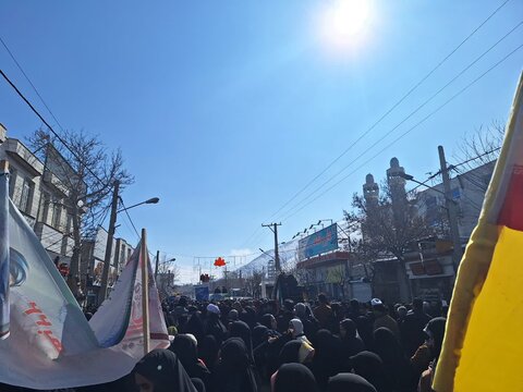 تصاویر/حضور کادر و طلاب مدرسه علمیه حضرت زینب (س)آستانه در راهپیمایی۲۲ بهمن
